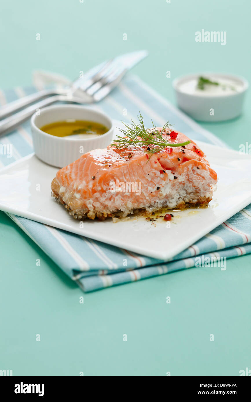 Le saumon cuit sur un côté avec sel de Guérande et de poivre rose Banque D'Images