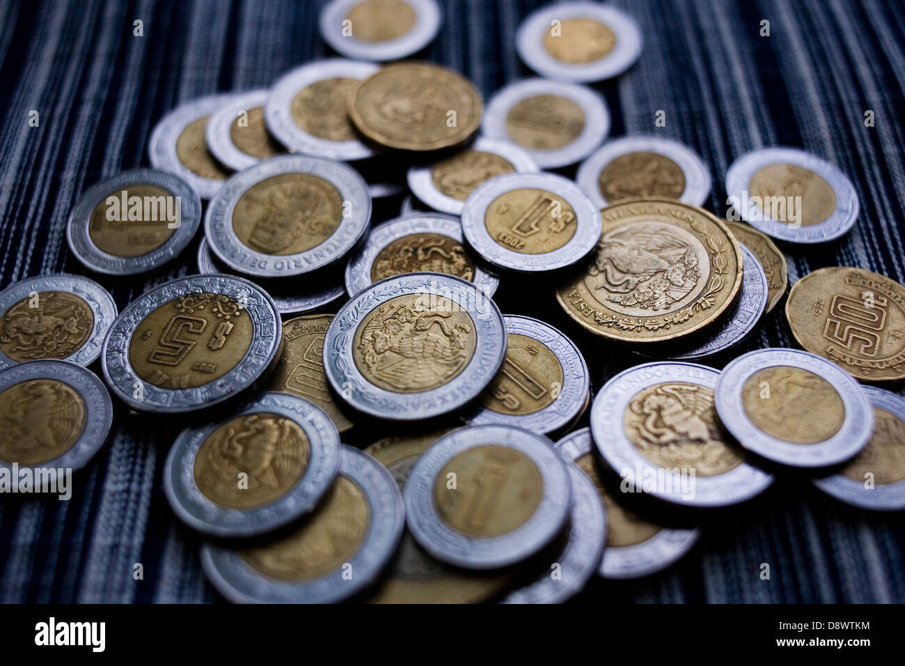 Une pile de pièces de monnaie Peso Mexicain. Banque D'Images