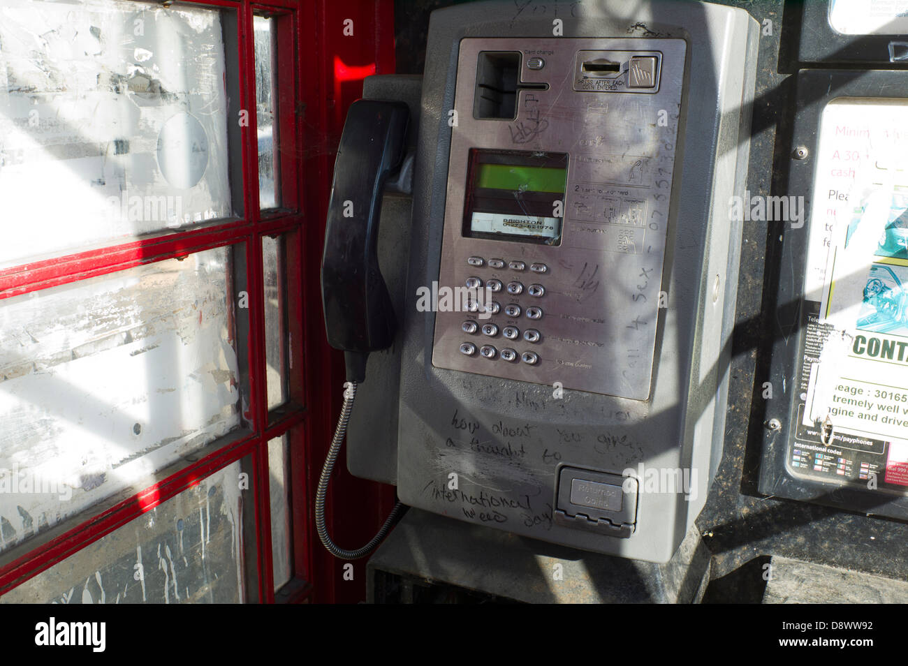 Boîte de téléphone public vandalisé, Brighton, UK Banque D'Images