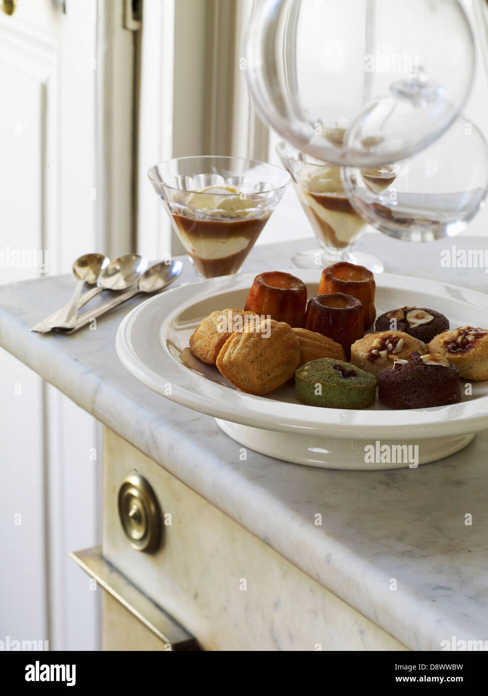 Assortiment de mini-pâtisseries sur la cheminée Banque D'Images