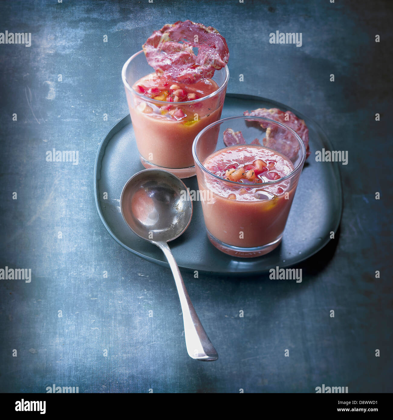 Gaspacho de tomate et de melon avec coppa Banque D'Images