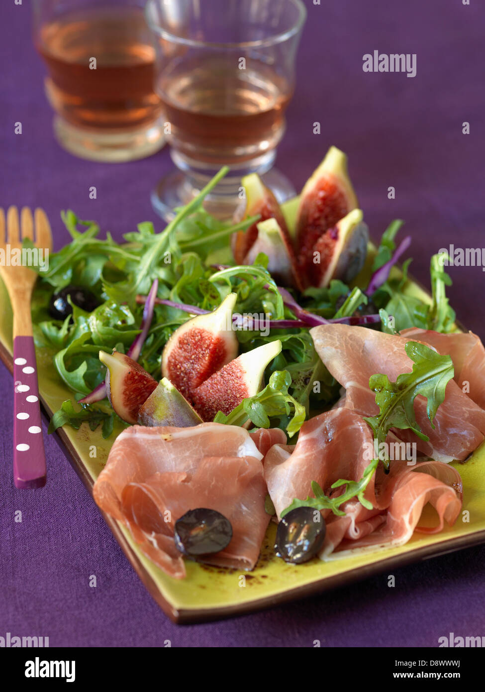 Laitue roquette,fig,et raisin salade de jambon de Parme Banque D'Images