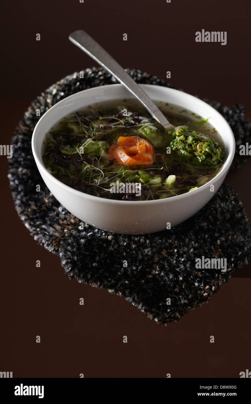 Riz Noir, chou vert et truite fumée avec soupe pistou de noix Banque D'Images