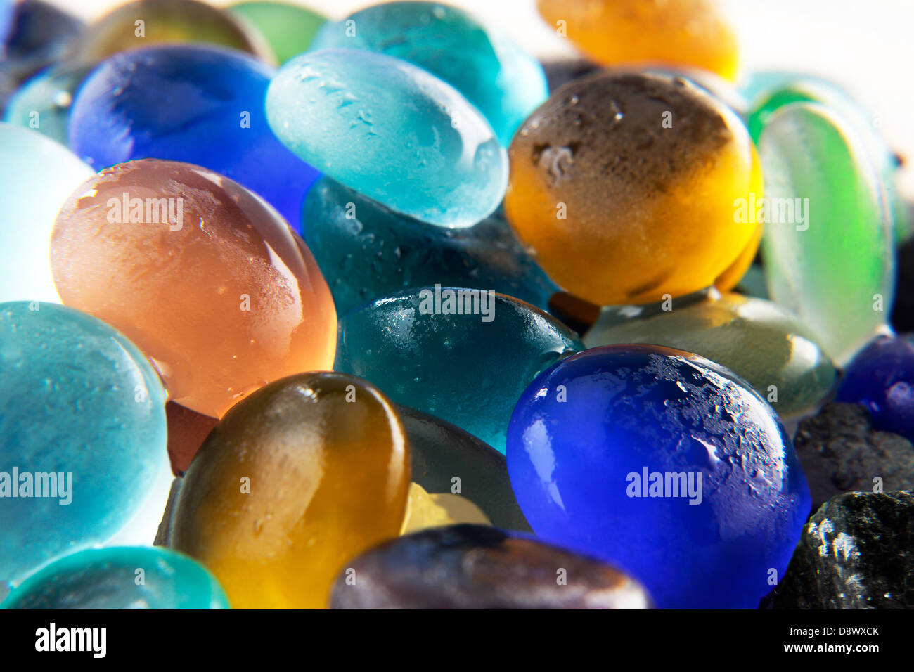 Les pierres de couleur de groupe avec de l'eau humide Banque D'Images