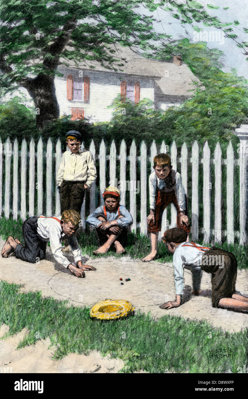Des garçons jouent à un jeu de billes dans une petite ville, au début des années 1900. À la main, gravure sur bois Banque D'Images