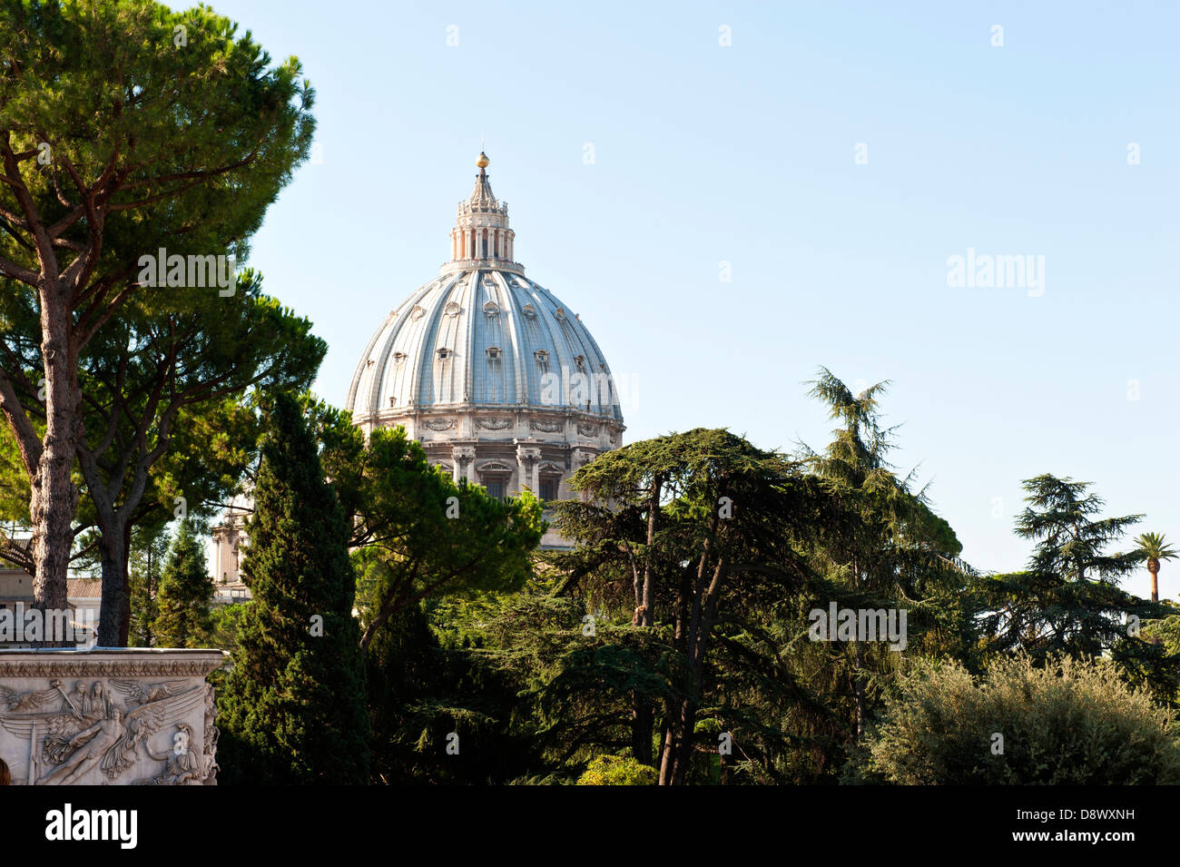 La Basilique St Pierre Vue des jardins du Vatican Banque D'Images