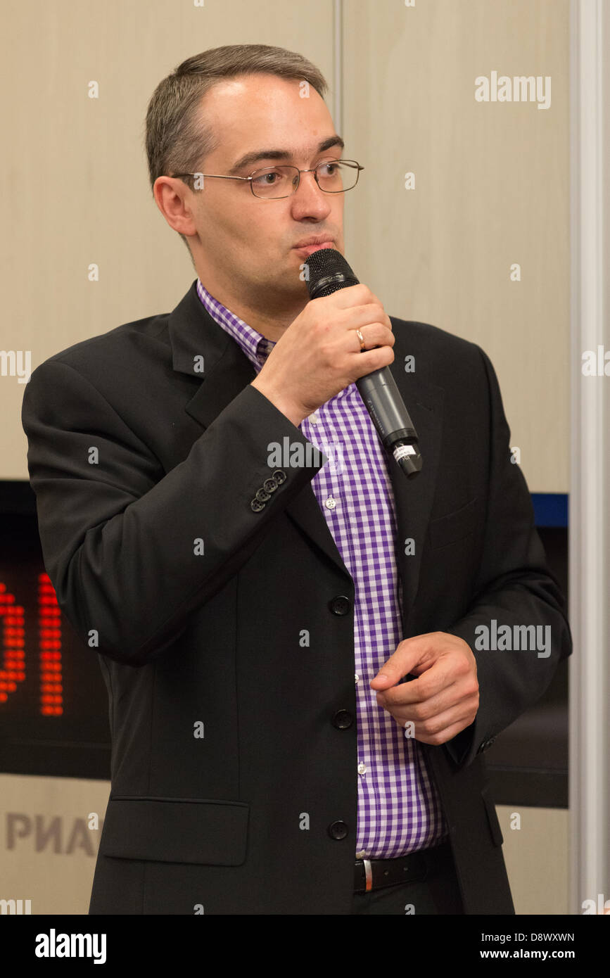 Moscou, Russie. 5 juin, 2013. Konstantin Tamirov, directrice de la marque à Anheuser-Busch InBev, à Oleg Tinkov's conférence de presse présentant de nouveaux Tinkoff la bière. Moscou, le 5 juin 2013 : Crédit d'Alyaksandr Stzhalkouski/Alamy Live News Banque D'Images
