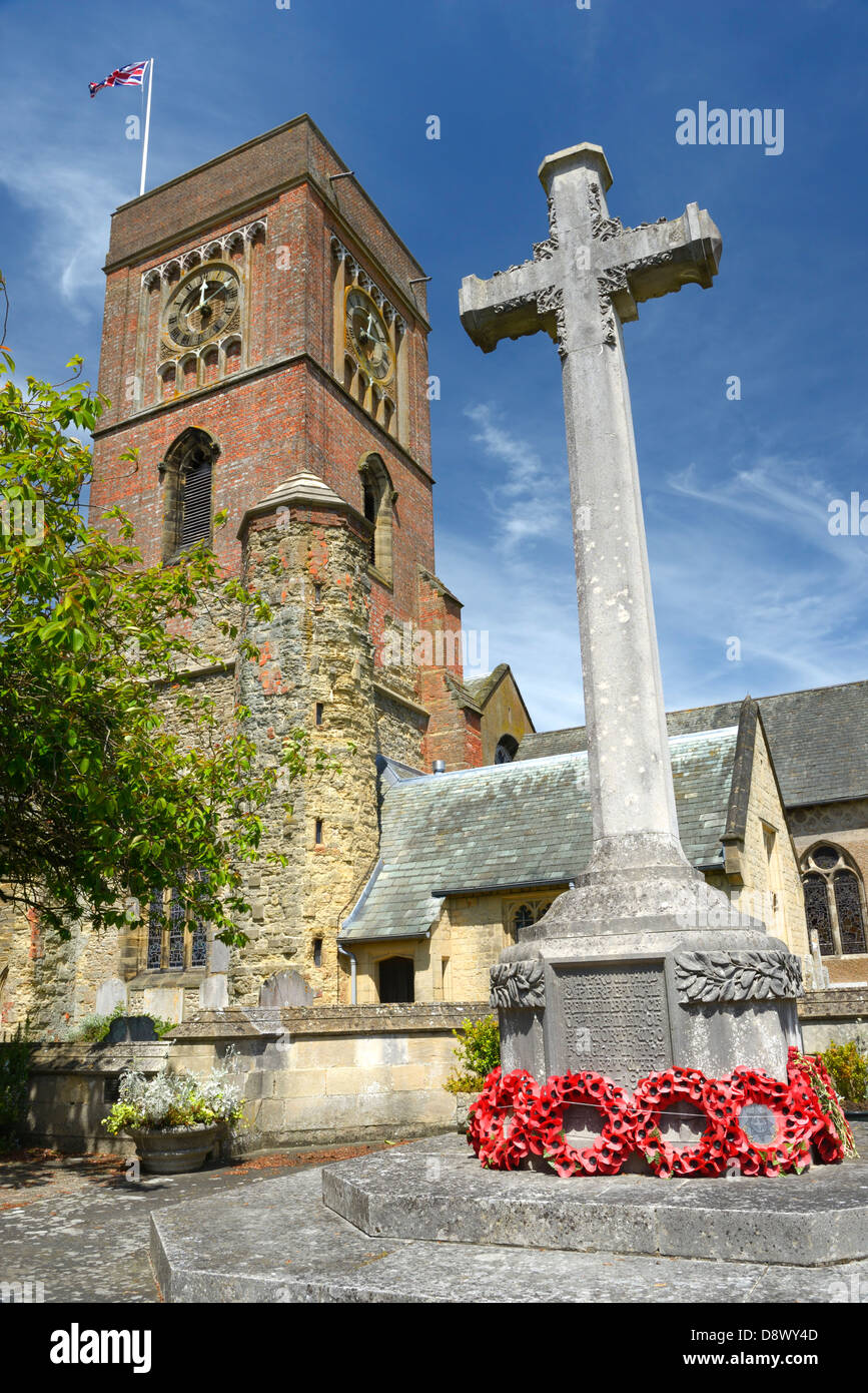 L'église St Mary et War Memorial Cross, Petworth, West Sussex, UK Banque D'Images