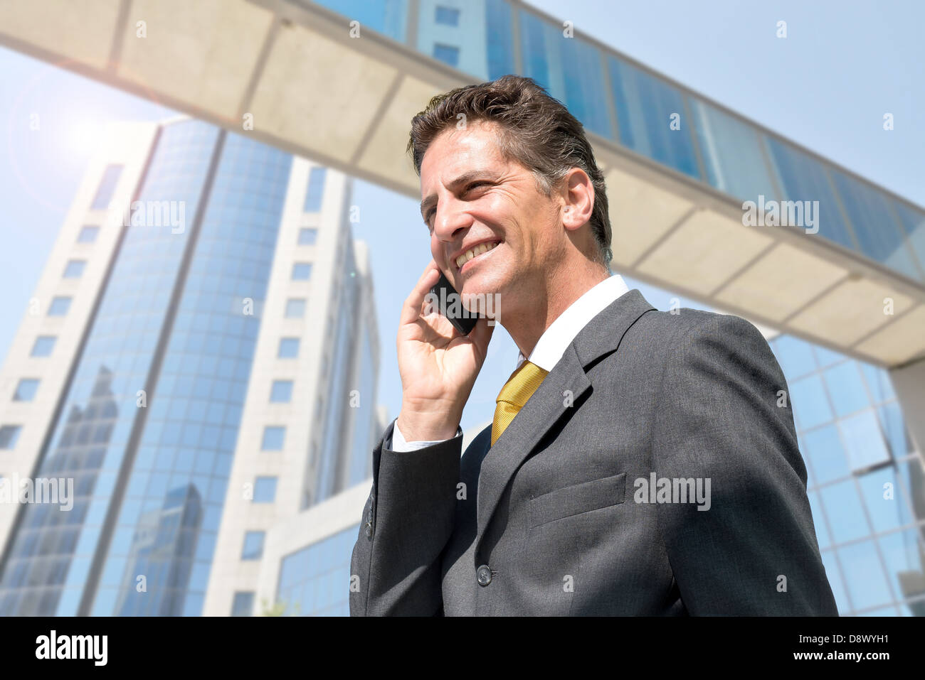 Businessman with cellphone outdoors Banque D'Images