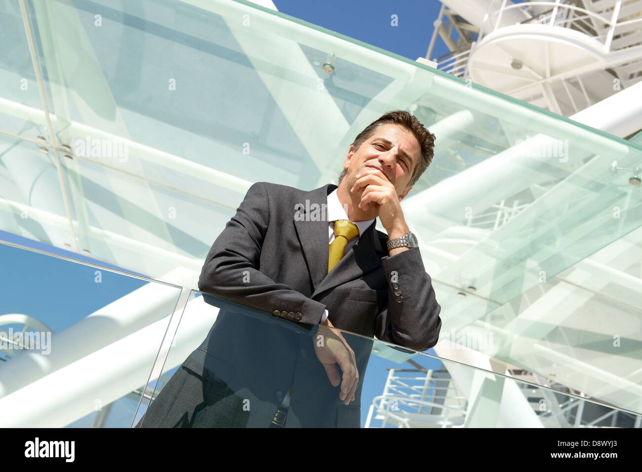 Businessman posing détendu en plein air dans une journée ensoleillée Banque D'Images