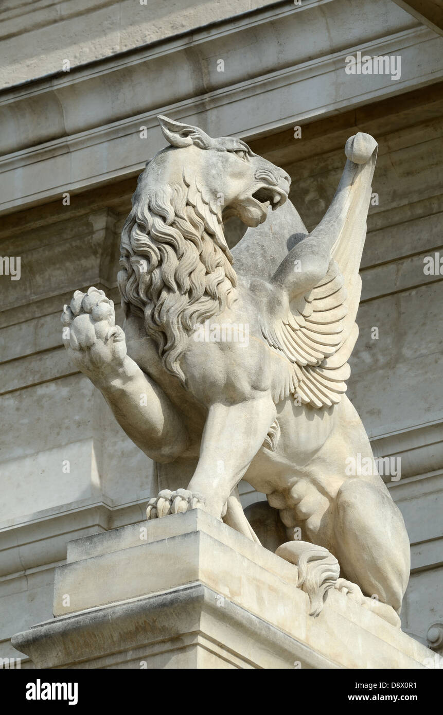 Griffin ou Gryphon Sculpture au Palais baroque, néoclassique ou classique Longchamp (1836-1869) ou au Palais Longchamp Marseille Provence France Banque D'Images