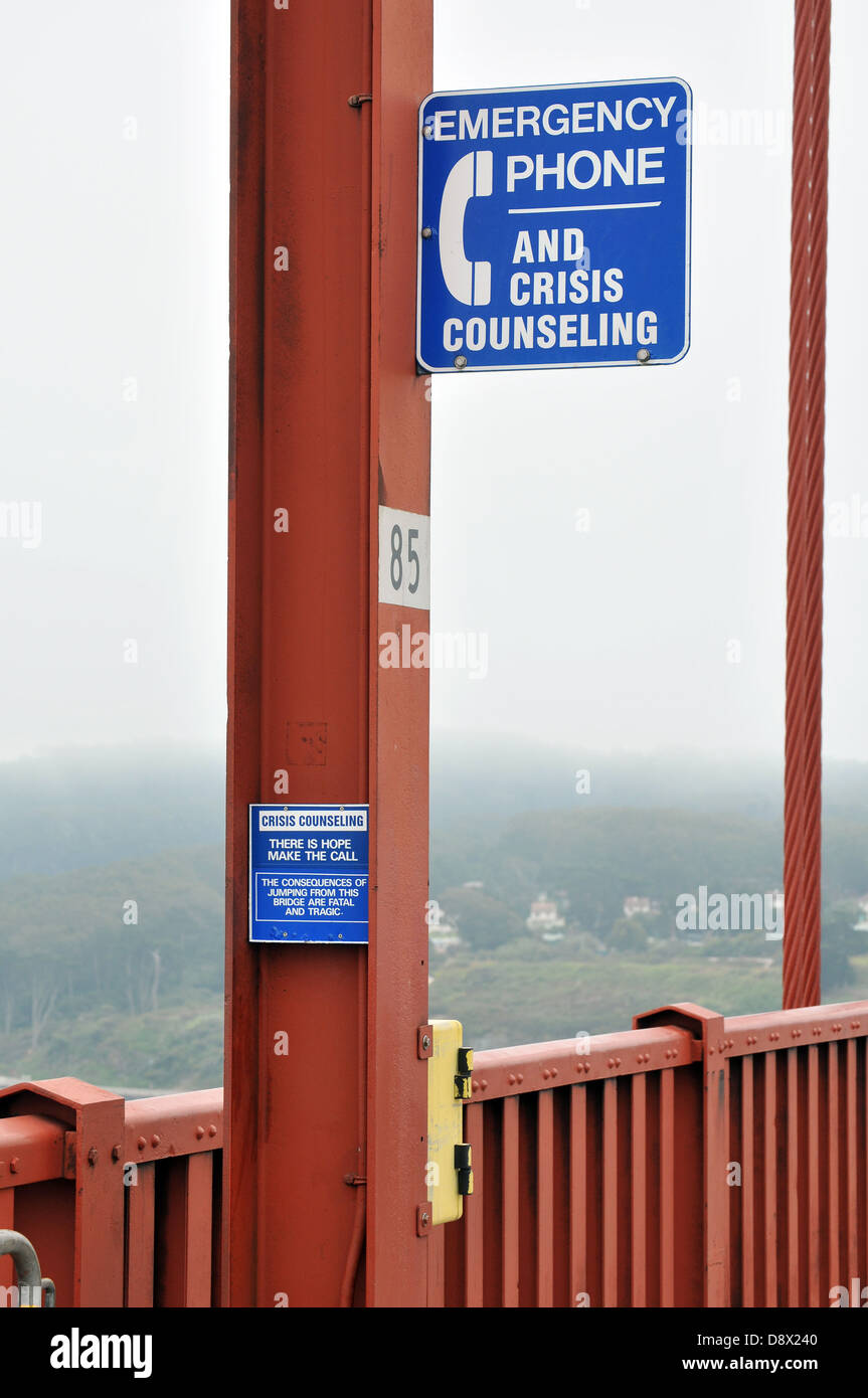 Téléphone d'urgence et de counseling en cas de crise signe sur la passerelle du Pont du Golden Gate, San Francisco, Californie, USA. Banque D'Images