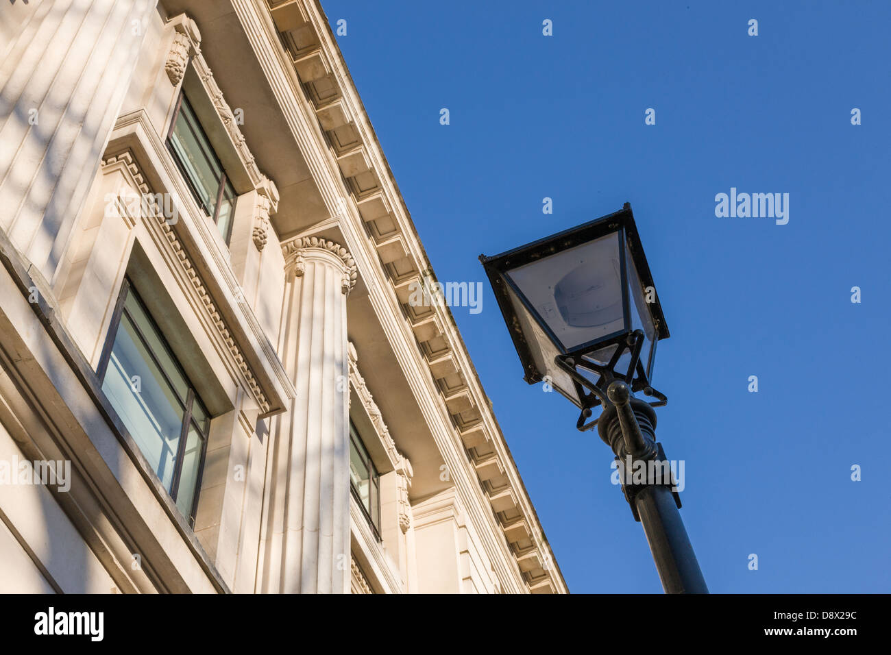 Le centre-ville de Birmingham à l'ancienne construction Lampe Rue Ciel Bleu Banque D'Images