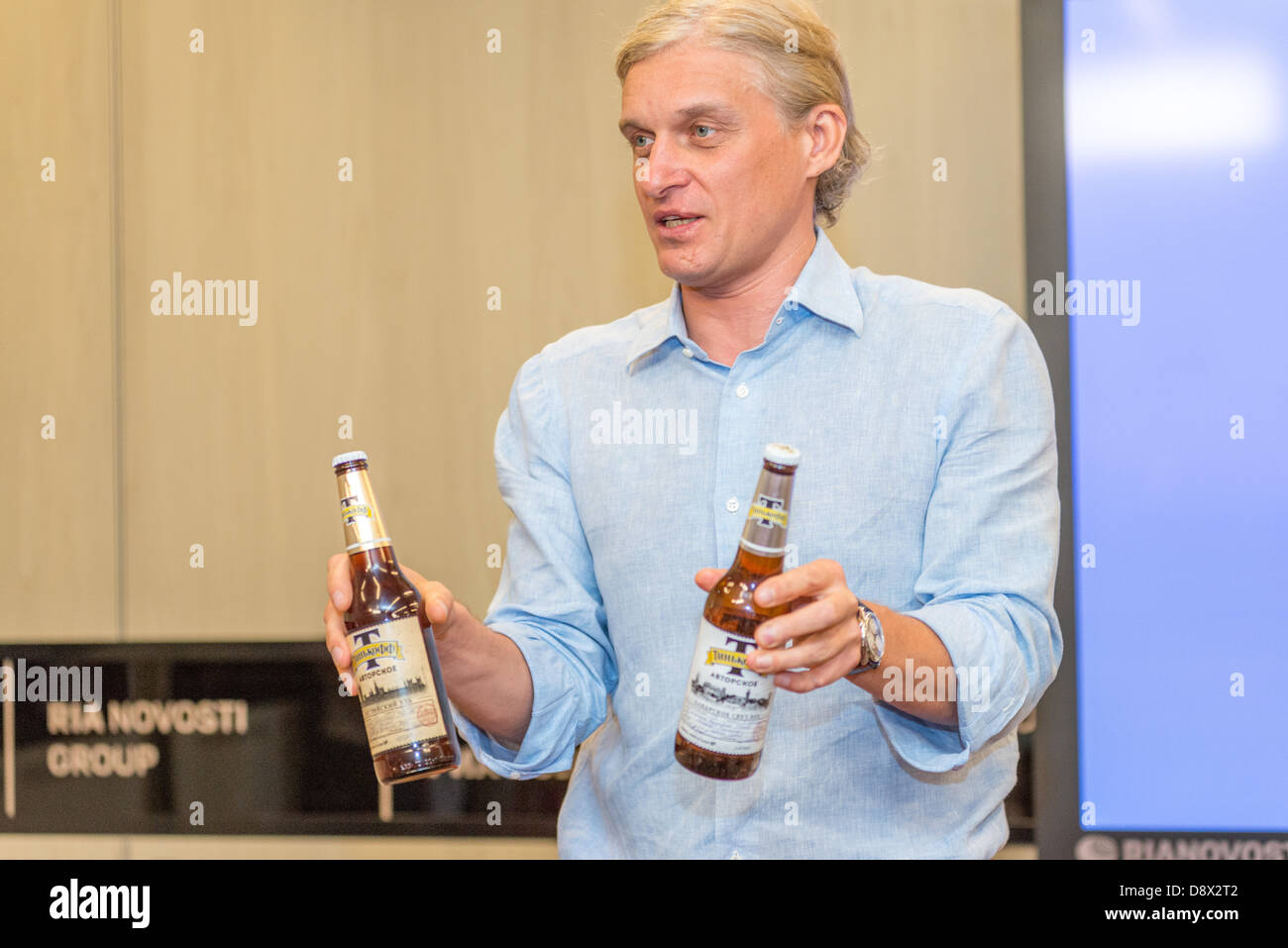 Moscou, Russie. 5 juin, 2013. Oleg Tinkov, conférence de presse à propos de son amour et passion - nouvelle bière Tinkoff. Moscou, le 5 juin 2013 : Crédit d'Alyaksandr Stzhalkouski/Alamy Live News Banque D'Images