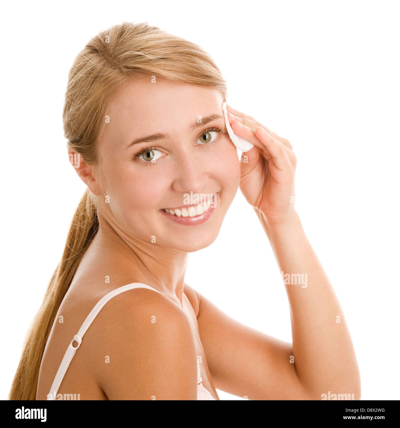 Jeune femme lave son visage avec un coton-tige les cosmétiques. Clinique.  Le nettoyage de la peau du visage avec un coton. Maquillage de lavage Photo  Stock - Alamy