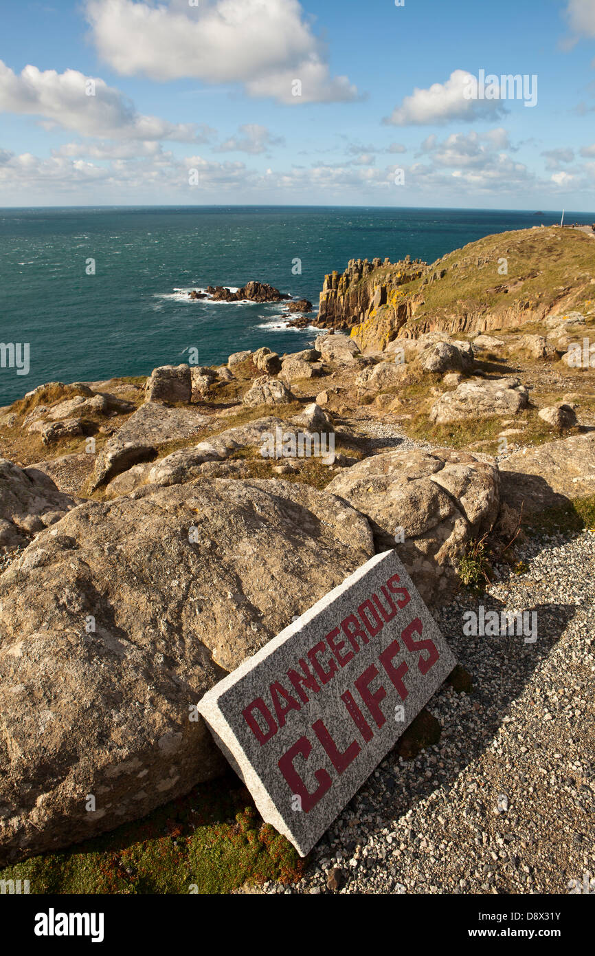 Falaises dangereuses à Lands End. Banque D'Images