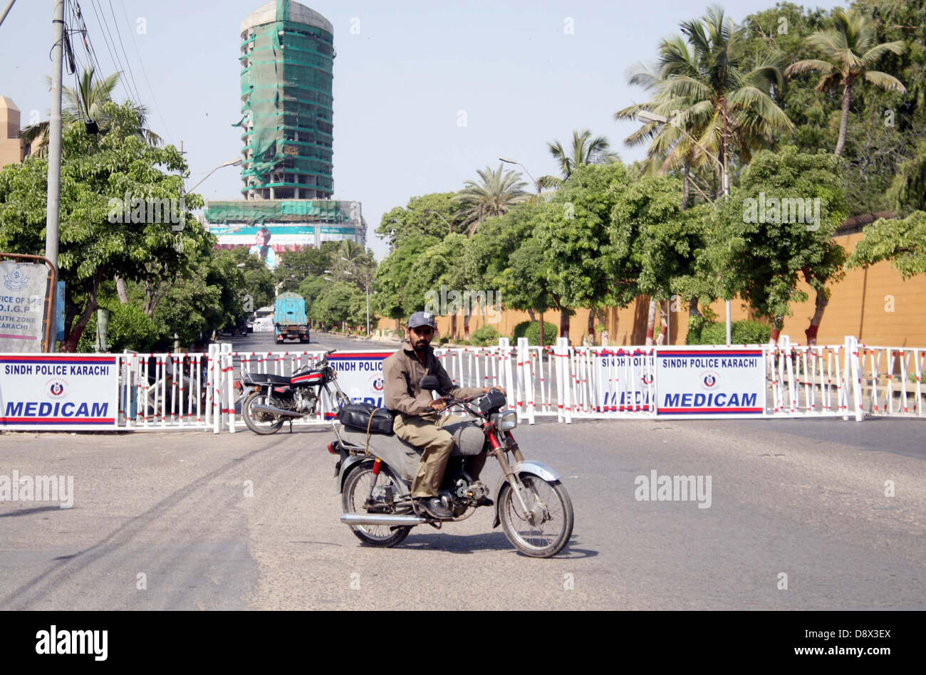 Vue sur route fermée qui mènent vers la maison du gouverneur en raison de l'alerte à haute sécurité dans la zone rouge lors de troubles civils de l'ordre public, à Karachi le mercredi, Juin 05, 2013. Banque D'Images