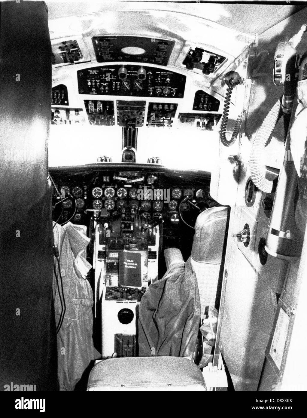 Le cockpit du Convair C-131D montre les panneaux de commande et la disposition des instruments utilisés dans les avions de transport militaire. Le C-131D a été largement utilisé pour le transport de personnel et la reconnaissance pendant la guerre froide. Banque D'Images