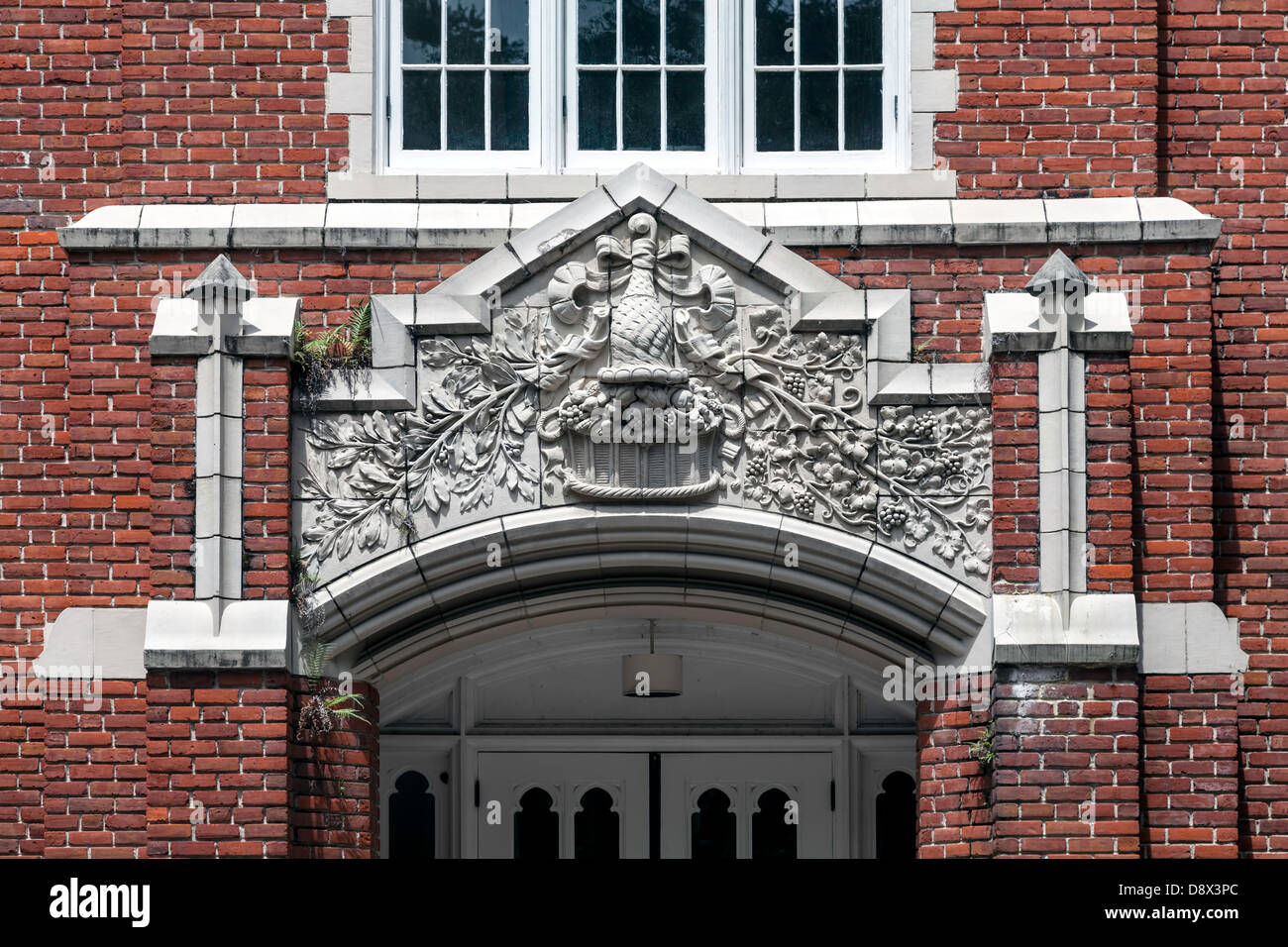 L'entrée en pierre sculptée au-dessus du passage de l'entrée principale d'Griffin-Floyd Hall sur le campus de l'Université de Floride. Banque D'Images