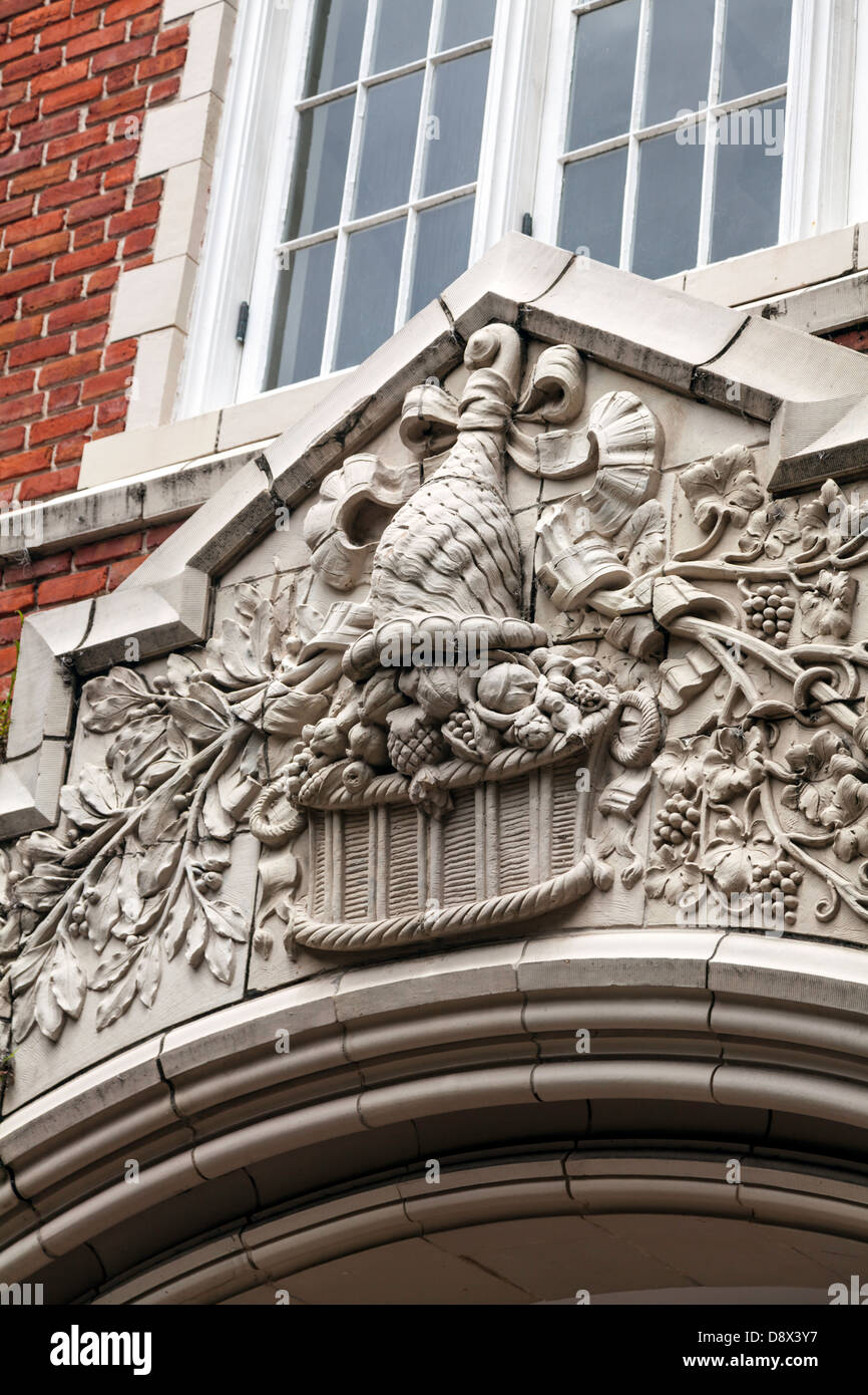 L'entrée en pierre sculptée au-dessus du passage de l'entrée principale d'Griffin-Floyd Hall sur le campus de l'Université de Floride. Banque D'Images