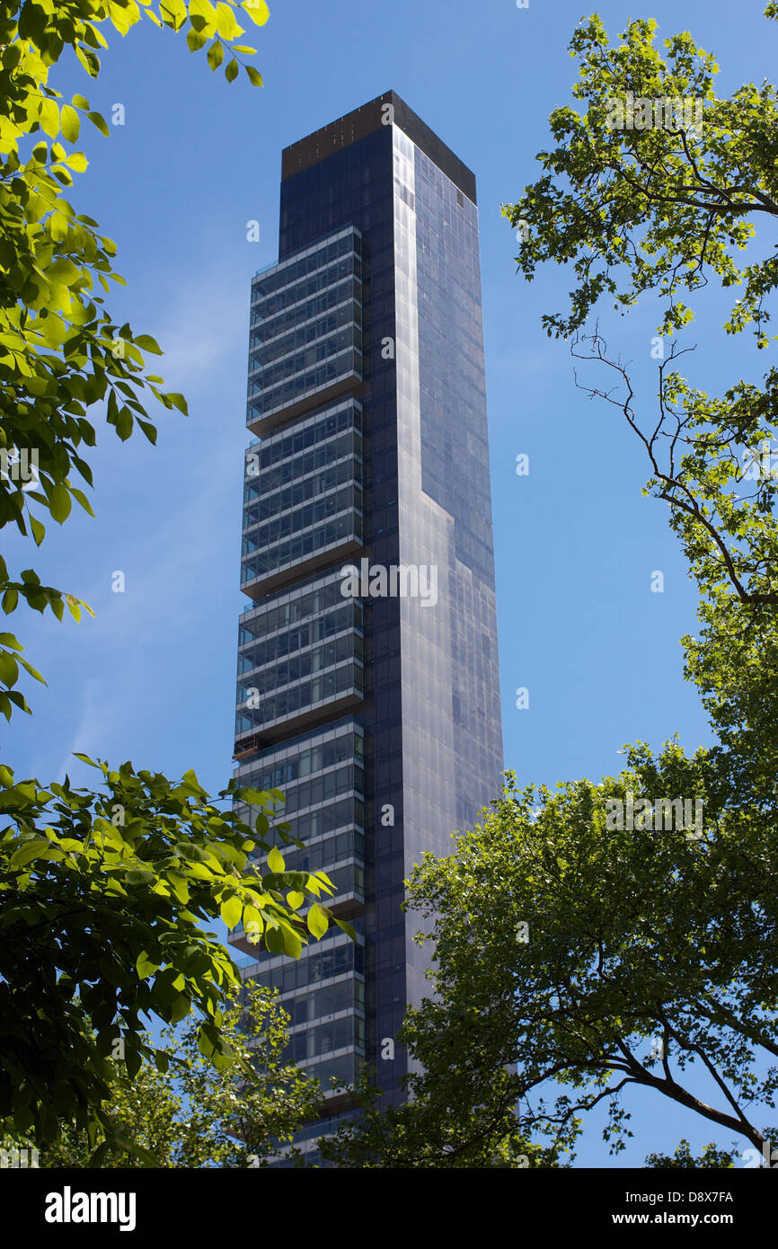 La construction d'une pièce montée de Madison comme une flèche entre les sommets des arbres verts de Madison Square Park, à Manhattan, New York, NY, Banque D'Images