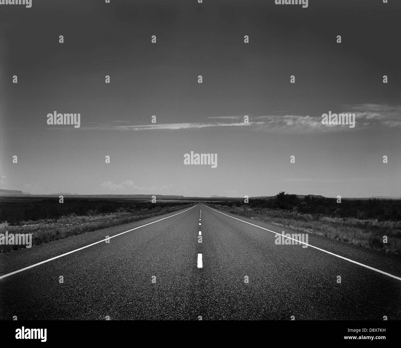 Tout droit empty country road en noir et blanc Banque D'Images