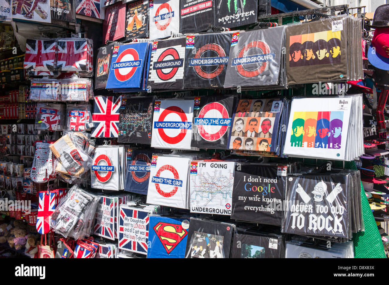 Londres, Camden Town, Camden Market, t.shirt et une boutique de souvenirs,  market stall Photo Stock - Alamy