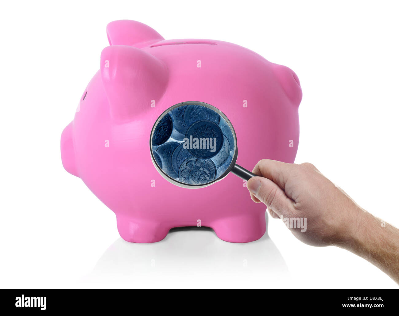 Un cas isolé pink piggy bank à l'intérieur avec une loupe x-ray vision sur fond blanc Banque D'Images
