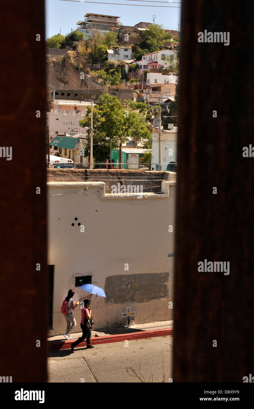 Une croix à Nogales, Sonora, Mexique, s par Jose Antonio Elena Rodriguez, 16, tourné à travers la frontière à l'Arizona, USA. Banque D'Images
