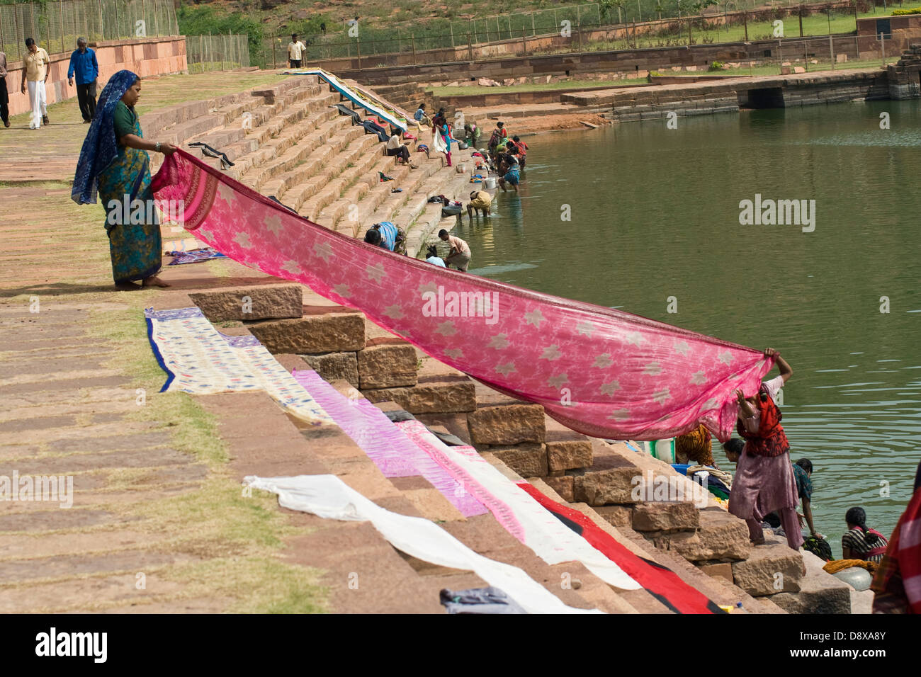 L'Asie, l'Inde, Karnataka, Badami, Agastya Lake, les femmes pour le séchage des saris laïcs sur le Gaht Banque D'Images