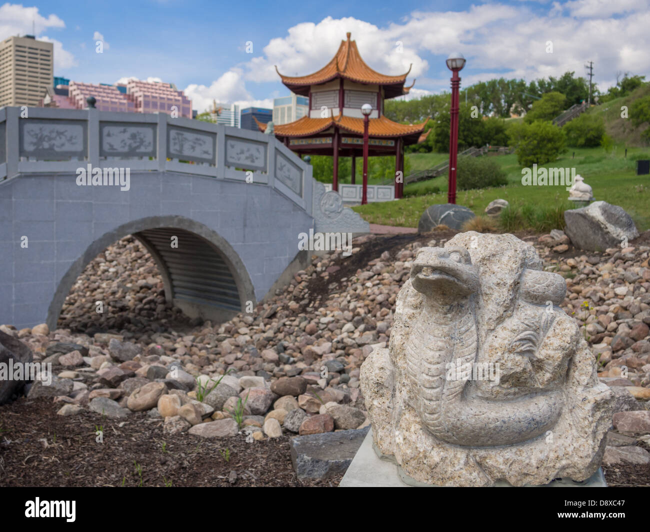 Snake statue en pierre jardin chinois à Edmonton Banque D'Images