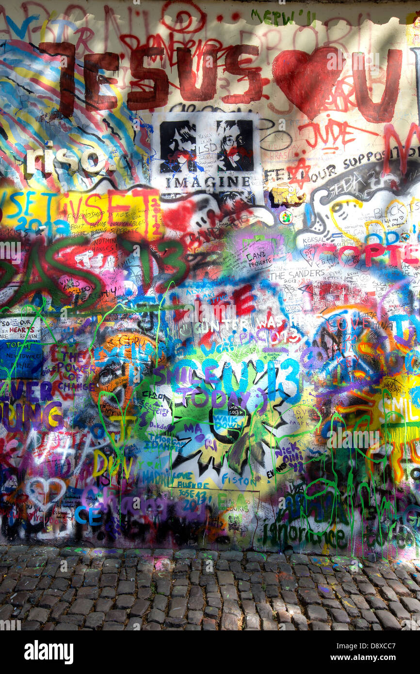 Le Graffiti au mur John Lennon à Prague, République Tchèque, Europe. Banque D'Images