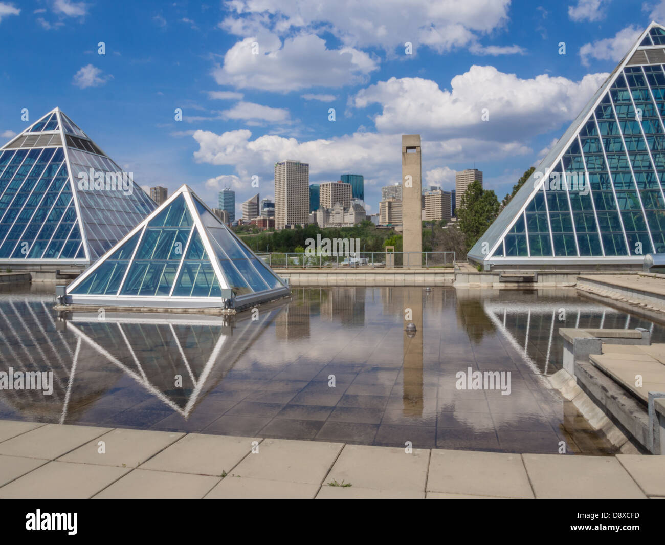Ville d'Edmonton et le Muttart Conservatory pyramids Banque D'Images
