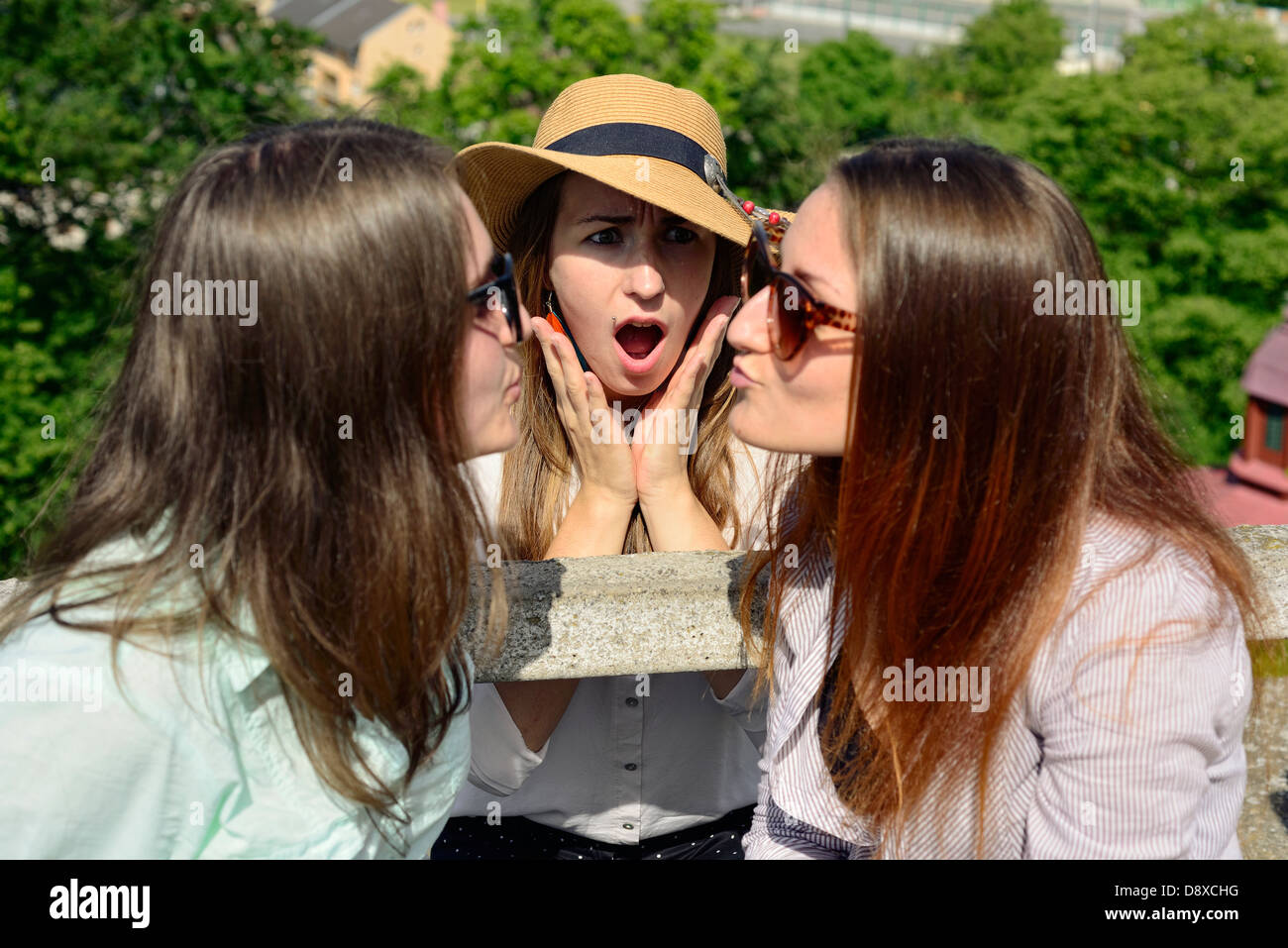 Trois jeunes femmes posant pour la photographie, avec un peu thème lesbien Banque D'Images
