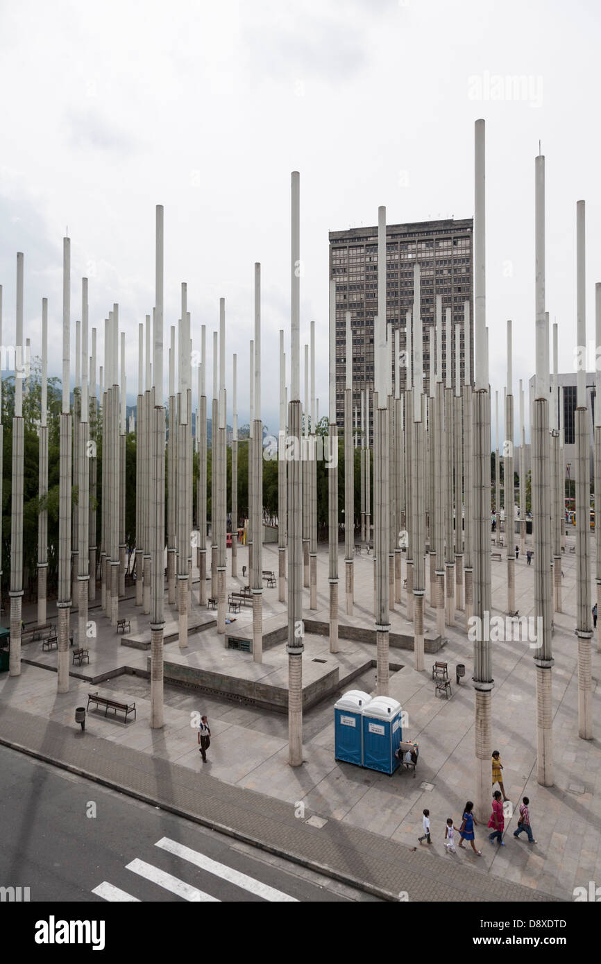 Bosque Columnas, Installation, Plaza Cisneros, Plaza de la Luz, Medellin, Colombie Banque D'Images