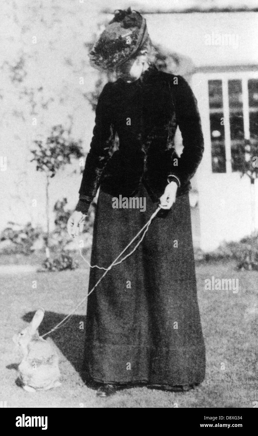 1891 Photo de Beatrix Potter, l'auteur de livres de Pierre Lapin, avec son animal de compagnie lapin Banque D'Images