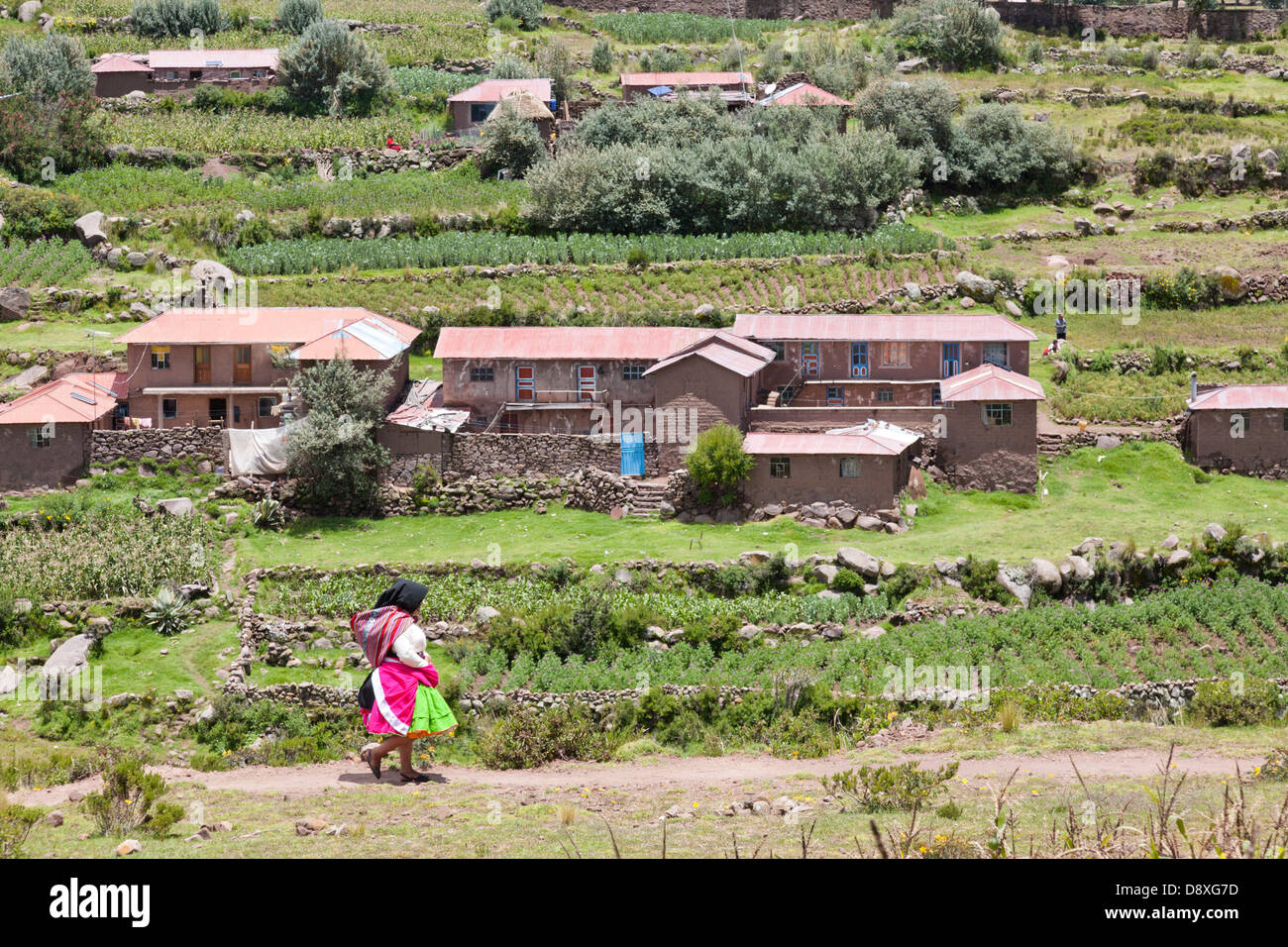 Les gens de l'île de Taquile portant des vêtements traditionnels, Lac Titicaca, Pérou Banque D'Images