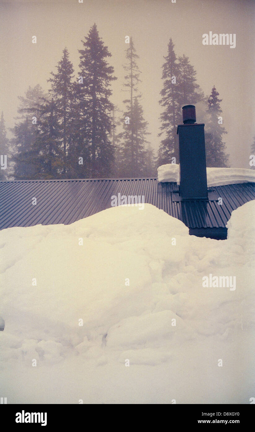 Une maison dans la neige. Banque D'Images