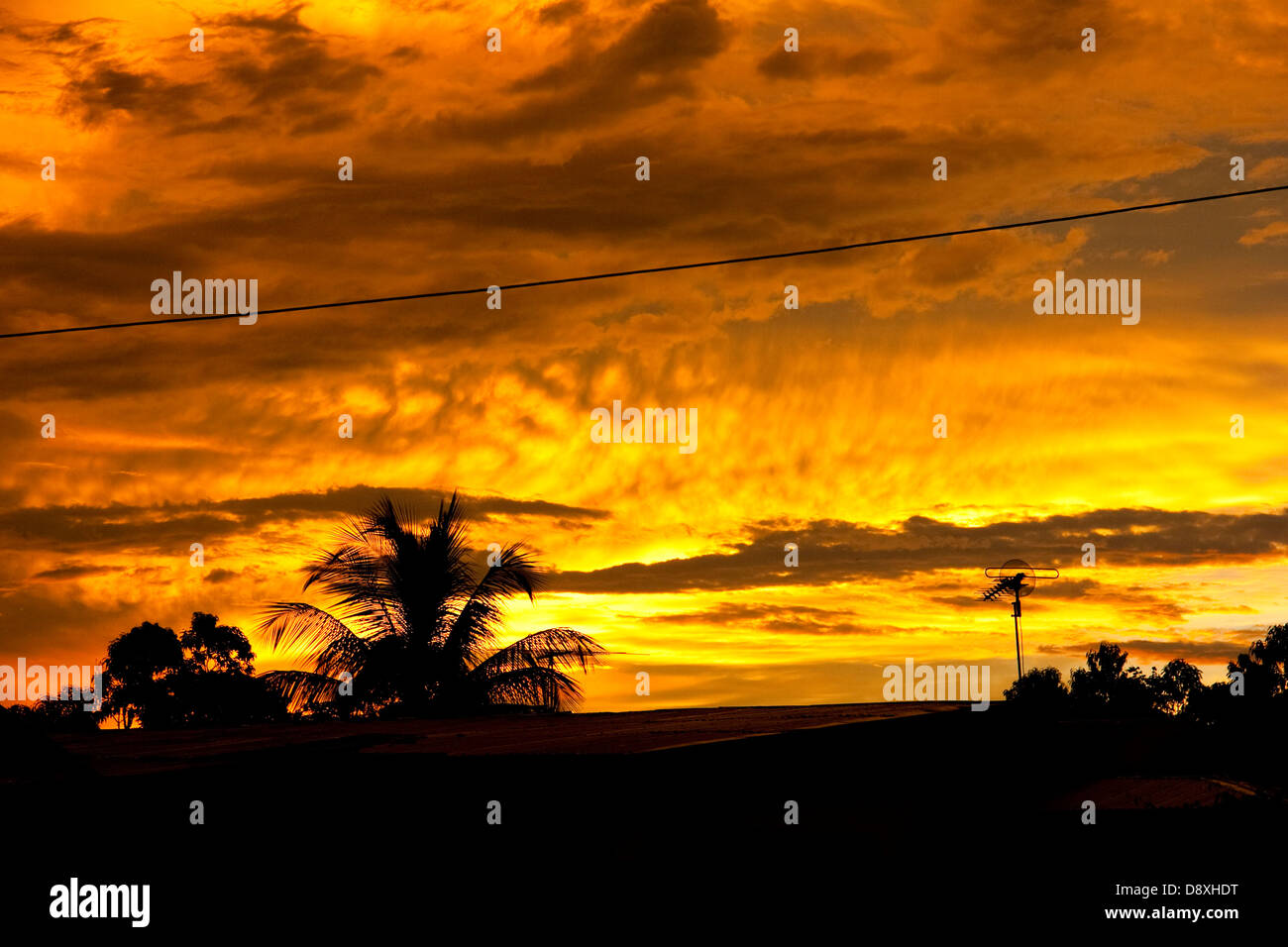 Natures des éclaboussures de couleurs dans l'air après l'orage dans le Surinam skies Banque D'Images