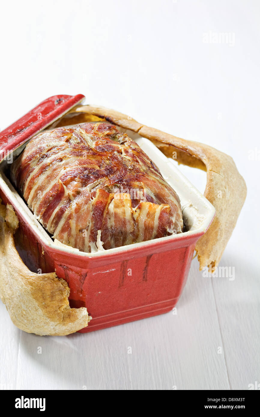 Terrine de Lapin aux noisettes et scellés avec de la pâtisserie Photo