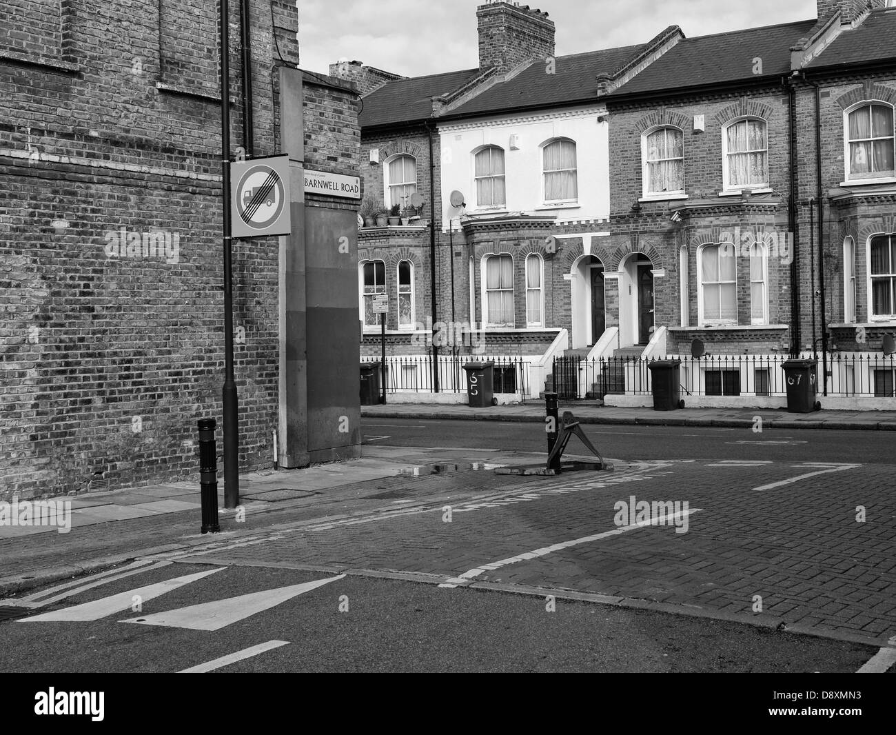 Maisons rénovées à l'angle de Barnwell et Railton Routes, Brixton, London, 2013. Voir e même scène en 1981. Banque D'Images