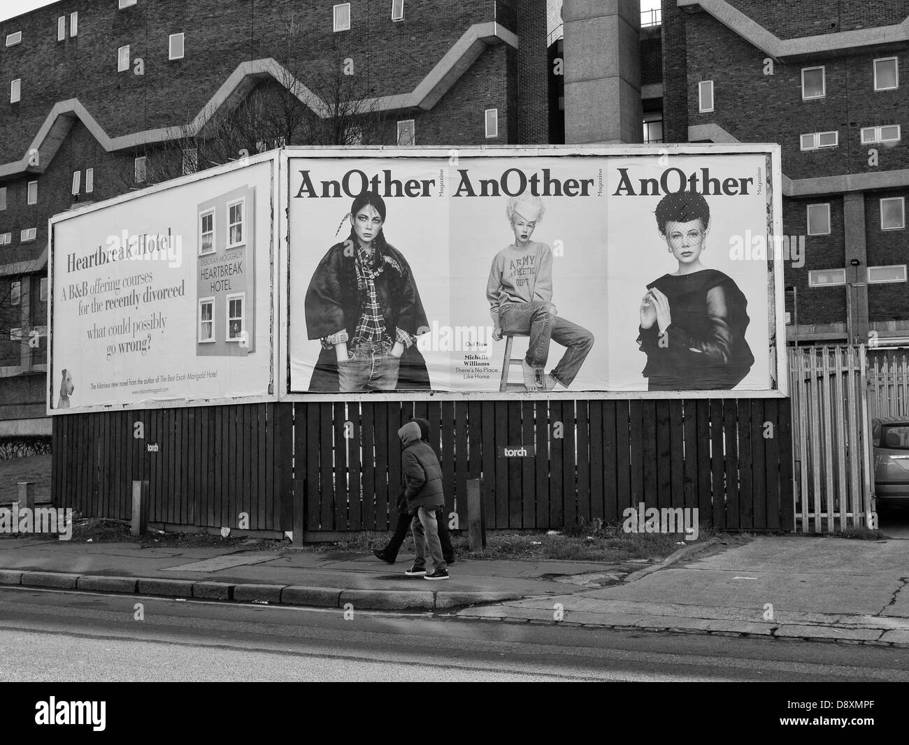 Couple walking dernière annonce sur Coldharbor Lane, Brixton en 2013. Dans l'arrière-plan est la célèbre maison Southwyck Banque D'Images