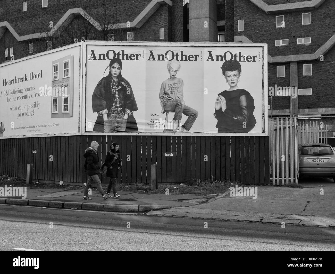 Couple walking dernière annonce sur Coldharbor Lane, Brixton en 2013. Dans l'arrière-plan est la célèbre maison Southwyck Banque D'Images