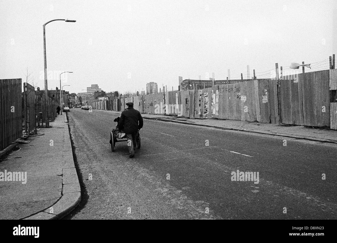 Rag and Bone man with hand panier passer le long de la route de l'Atlantique à Brixton, Londres, 1981 Banque D'Images Rag and Bone man with hand panier passer le long de la route de l'Atlantique à Brixton, Londres, 1981 Banque D'Images