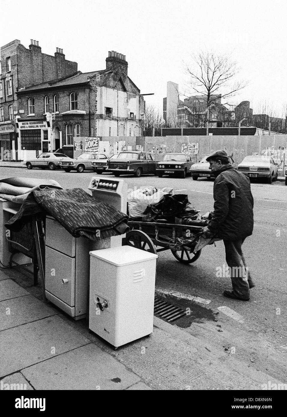 Rag and Bone man with hand panier passer le long de la route de l'Atlantique à Brixton, Londres, 1981 Banque D'Images Rag and Bone man with hand panier passer le long de la route de l'Atlantique à Brixton, Londres, 1981 Banque D'Images
