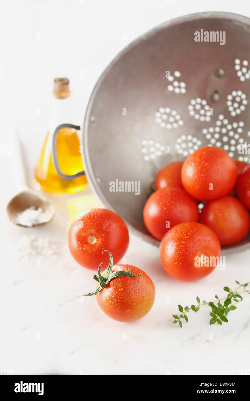Les tomates dans une passoire renversée Banque D'Images