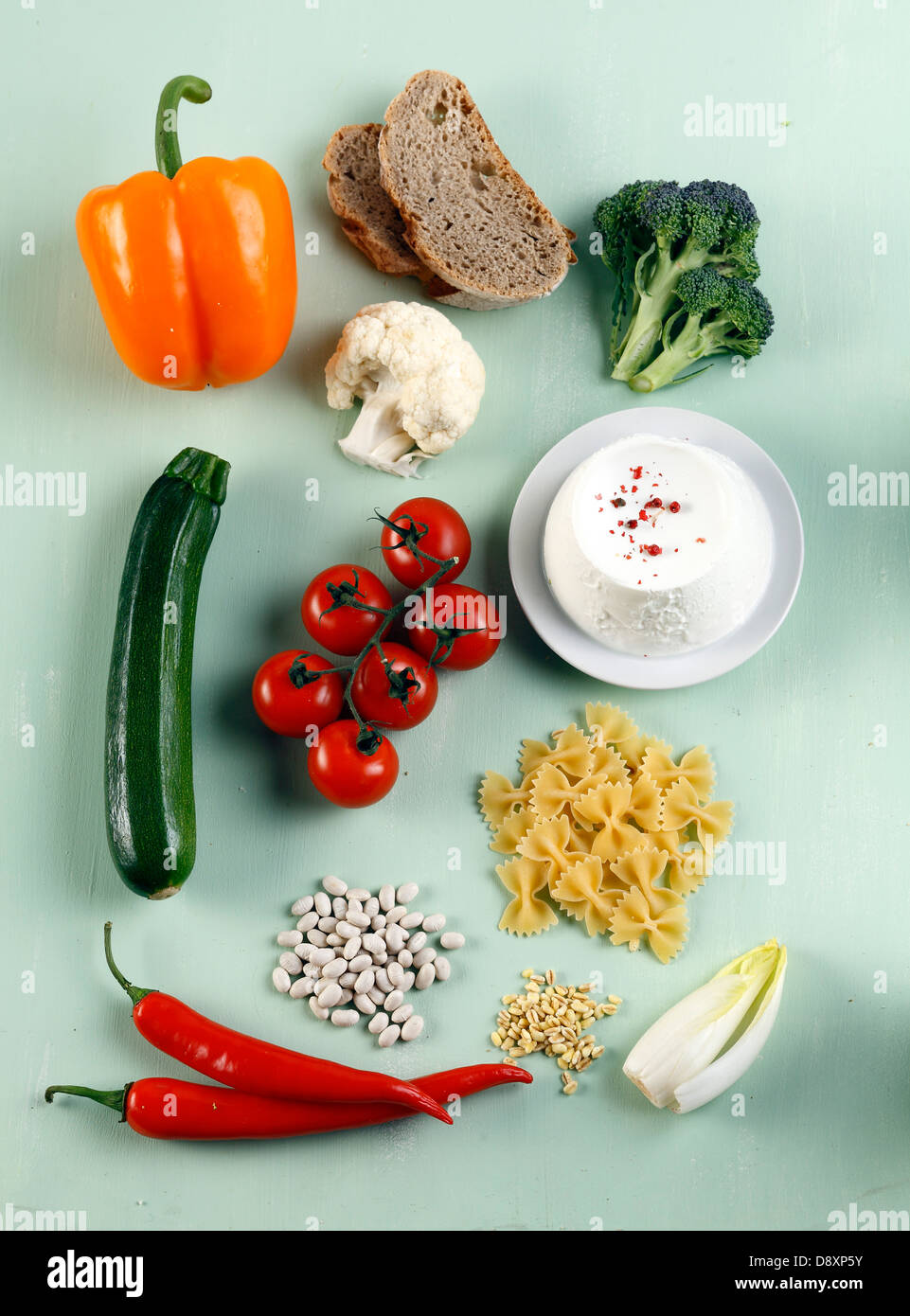 La composition avec des légumes, féculents et produits laitiers Banque D'Images