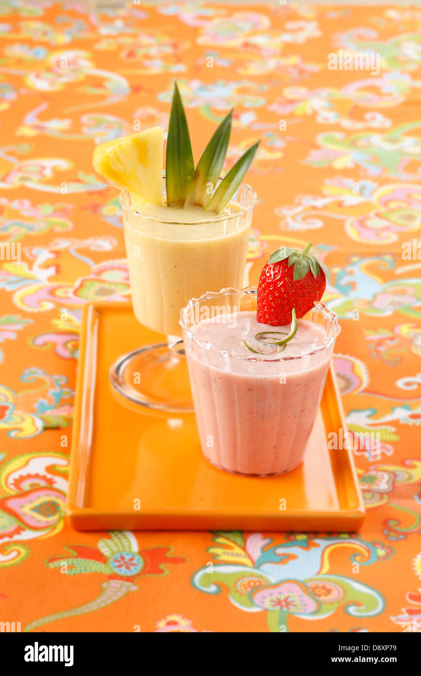 Smoothie fraise-banane et un ananas-vanille smoothie Banque D'Images