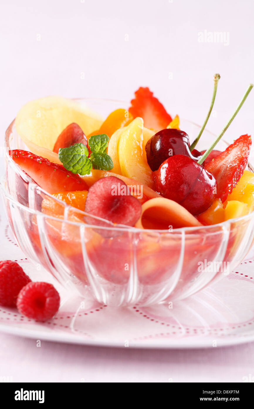 Salade de fruits frais au sirop de framboise Banque D'Images