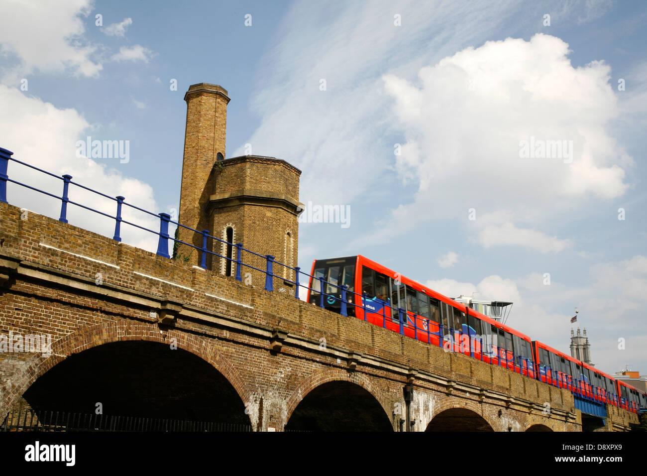 Train DLR Limehouse Tour de l'accumulateur, Limehouse, Londres, UK Banque D'Images